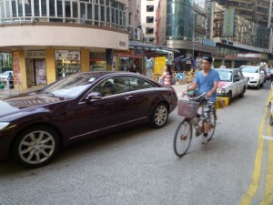 20120808-182835 單車經過正在擠塞中的汽車龍;路上是太多單車還是太多汽車?(攝於九龍金巴利道)